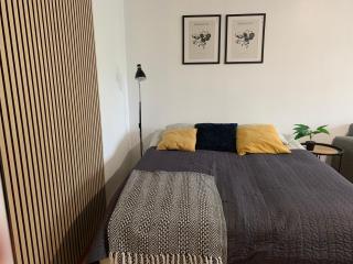 2BR big Apartment A8, free parking on the street - 0