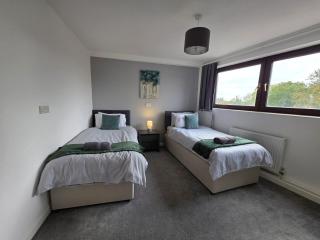 Spacious 4 Bedroom Flat, Contractors welcome, Parking, Wifi - 5