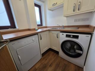 Spacious 4 Bedroom Flat, Contractors welcome, Parking, Wifi - 3