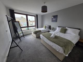 Spacious 4 Bedroom Flat, Contractors welcome, Parking, Wifi - 2