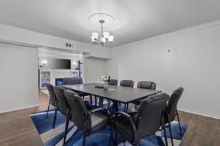 5BR Historic Home 5 min to Downtown Dallas with Large Balcony, 2 Dining Areas, 3 Fireplaces & Soaking Tub - 4