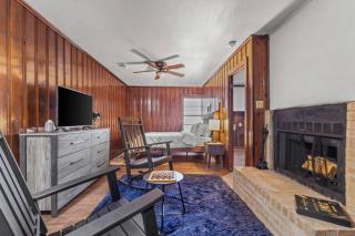 5BR Historic Home 5 min to Downtown Dallas with Large Balcony, 2 Dining Areas, 3 Fireplaces & Soaking Tub - 2