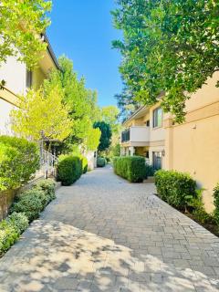 Westlake Village Escape 2 Bedroom 2 Bath with Pool & Jacuzzi View! Welcome Champagne - 4