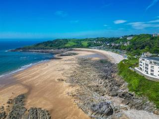 Coastal Escape by the Beach - 9