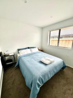 Room and Private Bathroom in Woodend - 3