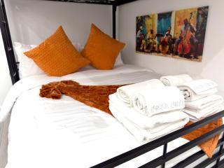 4 ground floor units in London, each with a private kitchen and bathroom, accommodating up to 18 guests - Londres - 1