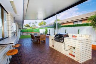 Family Beach Retreat - 4BR, Pool, BBQ, Ducted AC - 4