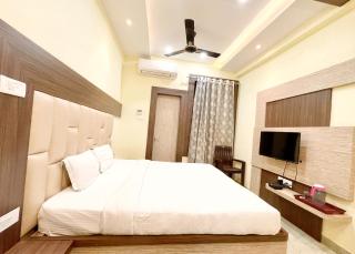 V - NEW HOTEL - ND & P PREMIUM - The Point of Kashi - Near Kashi Vishwanath Temple !! - Free Wi-Fi and Parking Facilities # Fully Air Conditioned Hotel - Best Hotel In Varanasi - 4