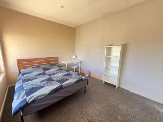 Queen Room Close to Train Station and Shops - PH1 - 0