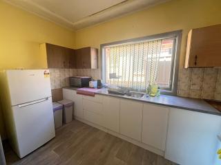 Queen Room Close to Train Station and Shops - PH1 - 6