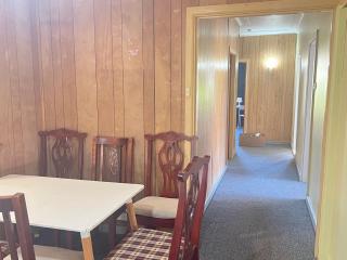 Queen Room Close to Train Station and Shops - PH1 - 3