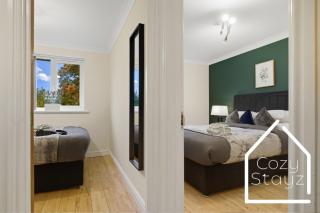 Spacious 4 Bedroom House with Pool table And Pac-Man Games In The City Centre - 1