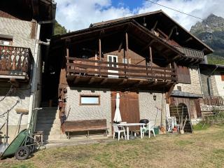 Mountain house with two barns and a garden - 2