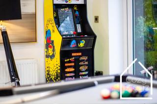 Spacious 4 Bedroom House with Pool table And Pac-Man Games In The City Centre - 3
