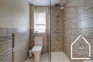 Spacious 4 Bedroom House with Pool table And Pac-Man Games In The City Centre - 6