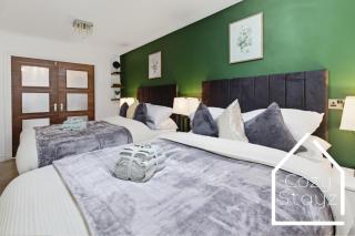 Spacious 4 Bedroom House with Pool table And Pac-Man Games In The City Centre - 4