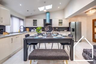 Spacious 4 Bedroom House with Pool table And Pac-Man Games In The City Centre - 8