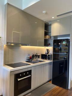 Căn hộ 1 phòng ngủ, view hồ, máy chiếu, tivi lớn, đồ bếp đầy đủ, máy giặt sấy - 1