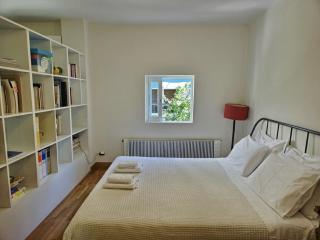 Spacious Artist's Retreat by Acropolis - 9