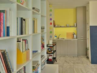 Spacious Artist's Retreat by Acropolis - 3