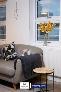 Spacious 2Bedrooms Apt By Newman Stays Short Lets & Serviced Accommodation Watford With Free WiFi, Great Location, Contractors & Families, Long Stay Savings - 3