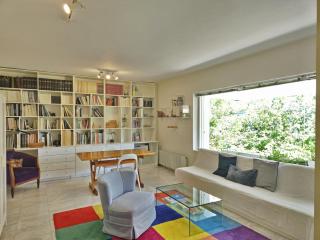 Spacious Artist's Retreat by Acropolis - 0