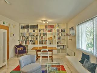 Spacious Artist's Retreat by Acropolis - 5