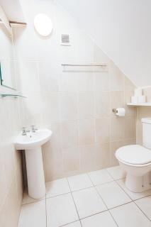 3 Bed Spacious House in Golf Links Road - 3
