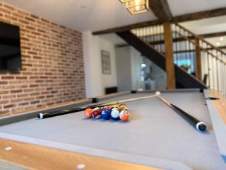 Fun city stay with hot tub, ping pong, pool table and soft play - 0