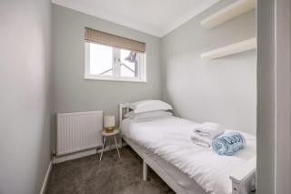 Shell Cove - With Sunny Rear Patio Near Harbourside Park - 3