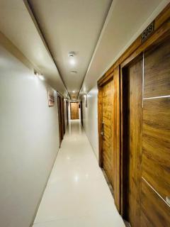 HOTEL DOUBLE CROWN Mumbai AIRPORT T2 - 4
