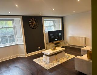 2BD, Ocean Terminal, Tram to Airport, Sleeps 4 - 4