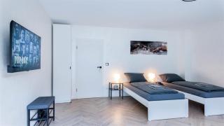 ALFA Stuttgart Doppelzimmer Teeküche Porsche Bosch l Gemeinschaftsbad WIFI SmartTV l Terrasse l Double room with kitchenette and shared bathroom l Terrace BS21A4 - 9
