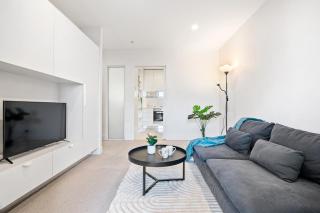 Prime CBD Living - Pool, Gym & City Views - 5