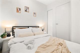 Prime CBD Living - Pool, Gym & City Views - 7