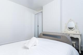 Centrally Located Flat Sleeps 4 King and Sofabed - 5