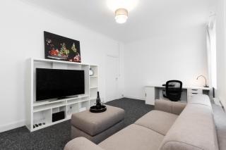 Centrally Located Flat Sleeps 4 King and Sofabed - 0