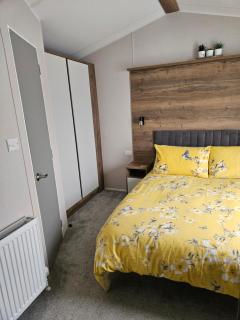 Billing Aquadrome Holiday Park Fishing Lakes Gold Caravan - 4
