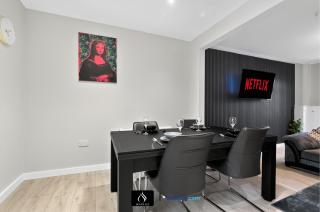 2 Bedroom House By Boyeilles Apartments Short Lets Serviced Accommodation Belfast With Pool Table & Free Parking - 8