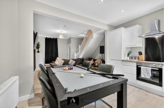 2 Bedroom House By Boyeilles Apartments Short Lets Serviced Accommodation Belfast With Pool Table & Free Parking - 6