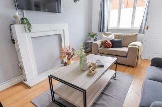 Modern House in Haydock with FREE Parking & Garden Patio - 9