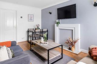 Modern House in Haydock with FREE Parking & Garden Patio - 0
