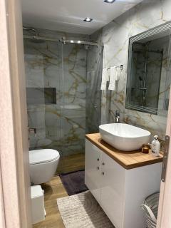 Cozy, Quiet & Modern Apartment - 4