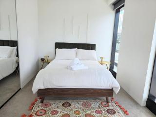 Luxury Marina Tower Stay Waterfront & City Views - 5