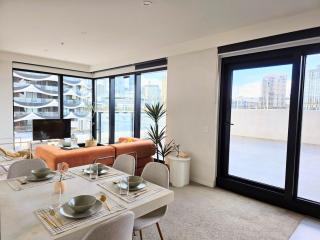 Luxury Marina Tower Stay Waterfront & City Views - 3