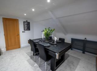 Stylish Two Bed Central Sunniside Penthouse Apartment - 4