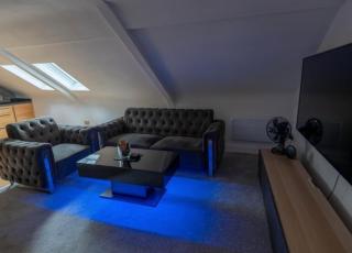 Stylish Two Bed Central Sunniside Penthouse Apartment - 8