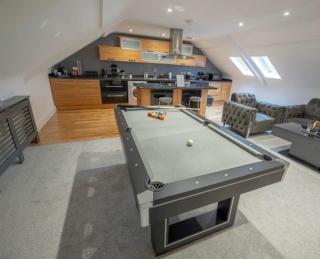 Stylish Two Bed Central Sunniside Penthouse Apartment - 2