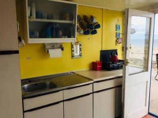 Comfy Holiday Home & Beach Hut - 9