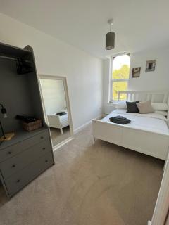 Bright 2 Bedroom Apartment With Parking - 2